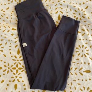 Vuori daily legging in charcoal, sz S